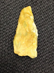 Abb. 1: Diese steinzeitliche Silexklinge aus Jurahornstein ist vermutlich der älteste Fund auf Nehrener Markung. Sie wird im Rathaus aufbewahrt. 