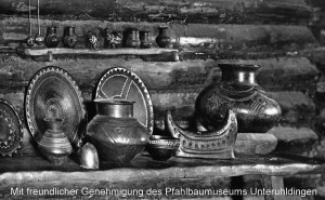 Abb. 5: Replikate  des Nehrener Häfners Georg Klett im „Töpferhaus“ der bronzezeitlichen Siedlung „Wasserburg Buchau“ (undatiertes Privatbild). (Quelle: Archiv Adolf Nill)