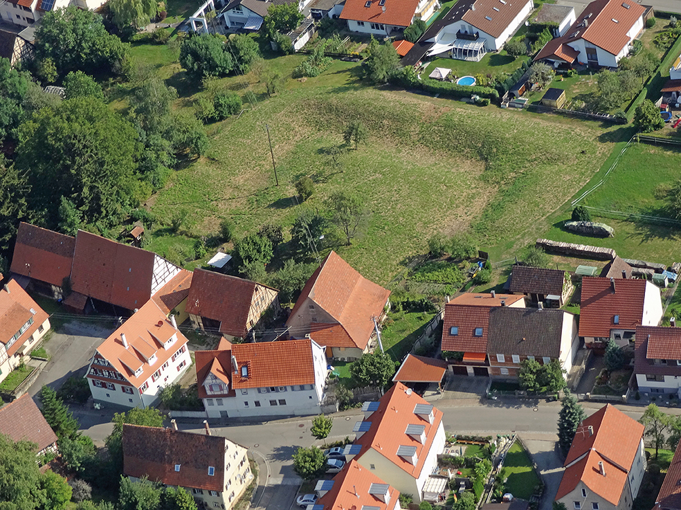 Abb. 7: Die Burg in den Weihergärten im Luftbild von Süden. Im Vordergrund die Häuser der Kappelstraße.
