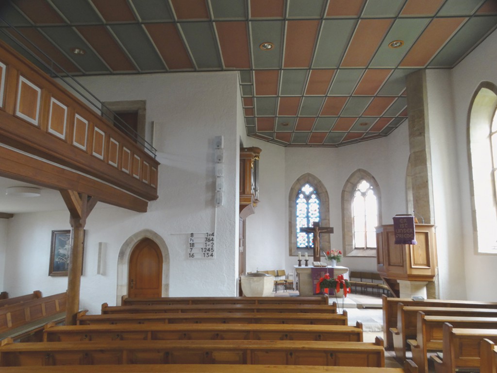 Abb. 11b: Blick ins Kircheninnnere: nach Ost mit dem spätgotischen Chor und der modernen Innenausstattung.