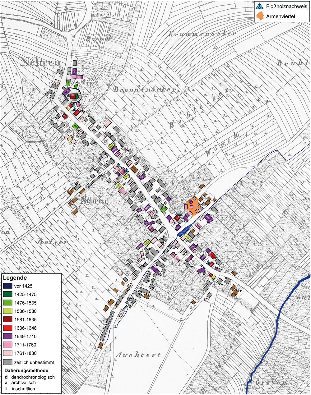 Abb. 5: Die Karte zeigt die bauchronologische Entwicklung des Ortes. Die blauen Dreiecke<br /> weisen auf Gebäude hin, in denen Floßholz verbaut wurde. Orange markiert ist das Gebiet, in dem das Armenhaus stand.