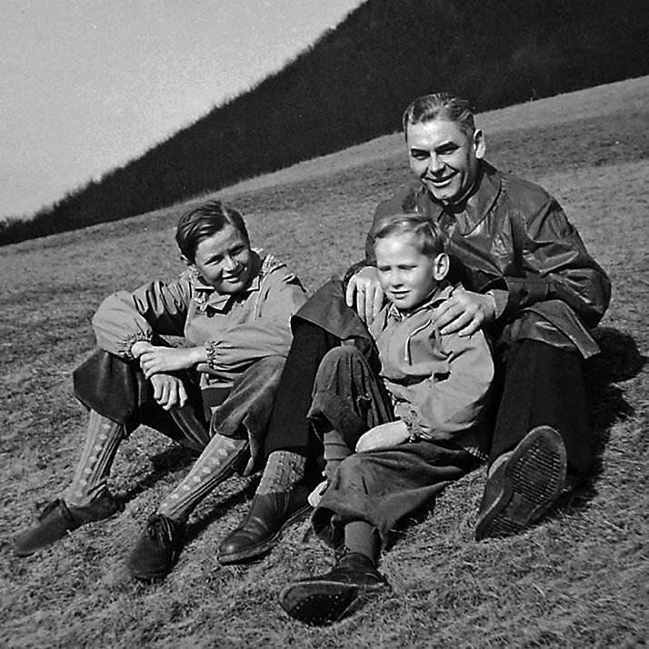 Abb. 1: Helmut Berner (1917 – 1971, Lehrer in Nehren von 1948 – 1955) mit seinen Söhnen am Albtrauf. Undatierte Privataufnahme.