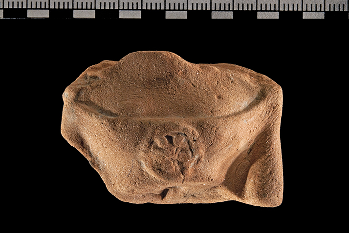 Abb. 22: Im Brandschutt gefundenes Fragment eines Kruseler-Püppchens, vermutlich aus Konstanzer Produktion (2. Hälfte 14. Jahrhundert).