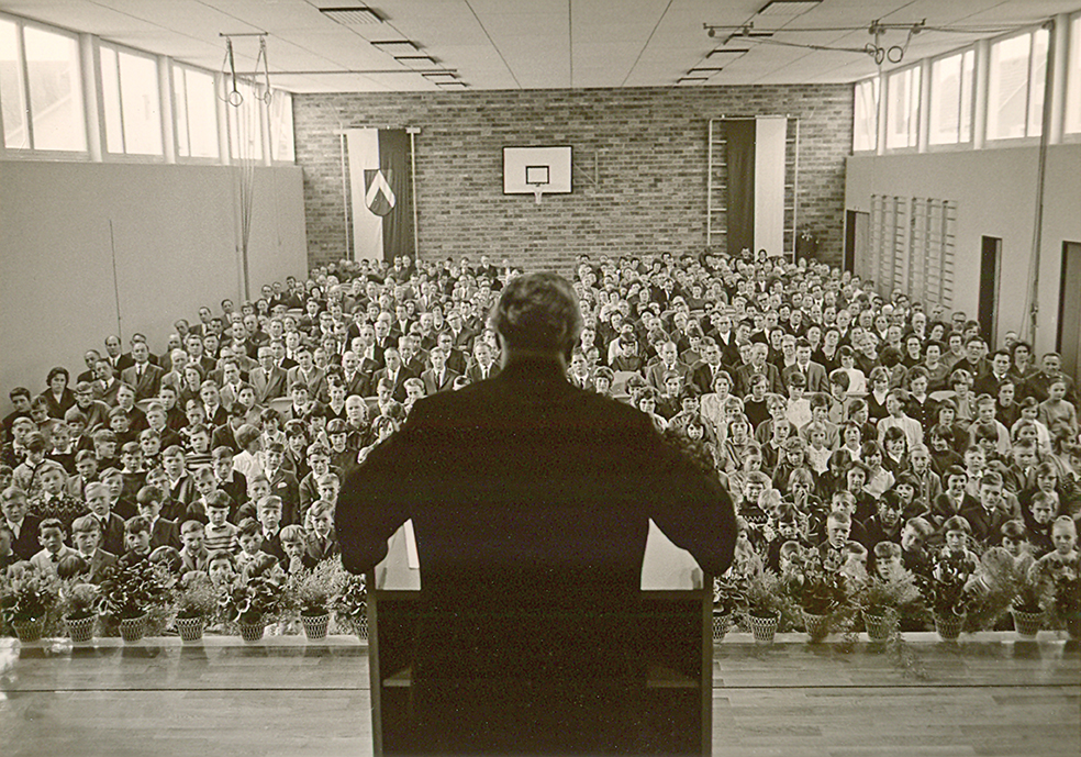 Abb. 7: Bürgermeister Franz Fecht bei der Eröffnungsfeier der neuen Schule 1965.